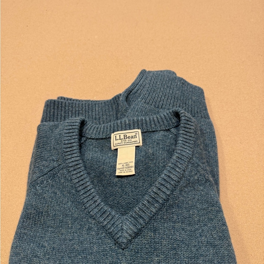 L.L. Bean V-Neck 100% Lambs Wool Sweater Timeless Knit Design - Picture 4 of 5